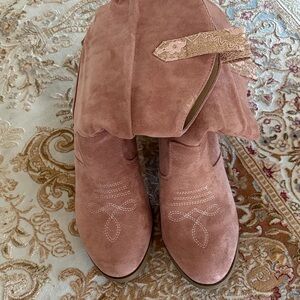 Chic Suede Ankle Boots in Dusty Pink